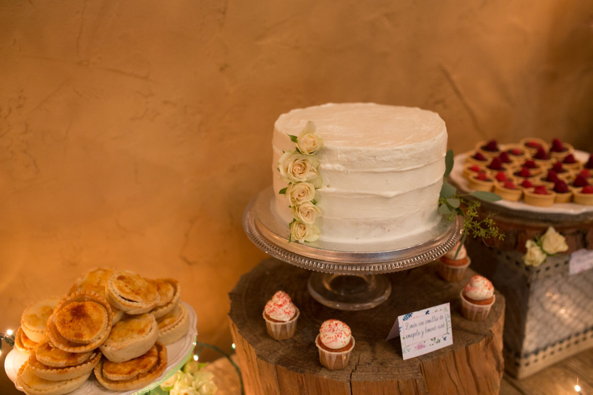 pastel boda mesa dulces platitos de azucar