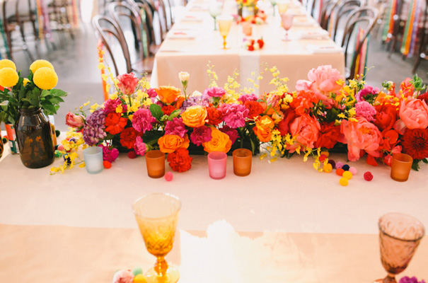 centro de mesa lleno de flores de color