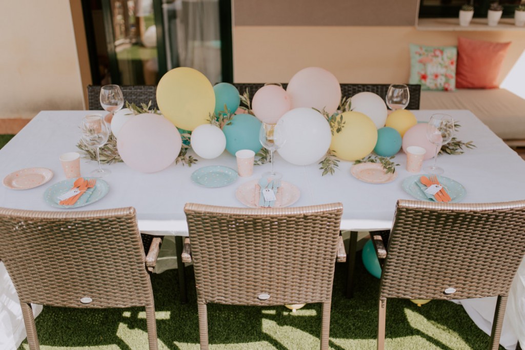 mesa decorada con globos