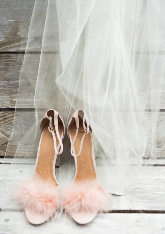 zapatos plumas novia